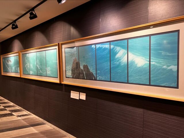 東山魁夷先生の　【濤声】  海の風景が全長20メートルに及ぶキャンバスで描かれているこの作品が先日より当館ロビーに展示されております。  是非ご覧ください。  ———————————
【ベストレート保証】
ご予約は公式サイトからが一番お得です💫🉐
プロフィール @hotel_beniya のURLよりアクセスください👆
皆さまのお問い合わせお待ちしております❄️
———————————  #東山魁夷 
#ホテル紅や
#諏訪湖
#紅やマリーナ
#上諏訪温泉
#稀石の癒 
#諏訪湖花火
#信州
#hotelbeniya 
#suwako 
#beniyamarina 
#kamisuwaonsen
#kisekinoyu 
#suwakohanabi 
#shinsyu