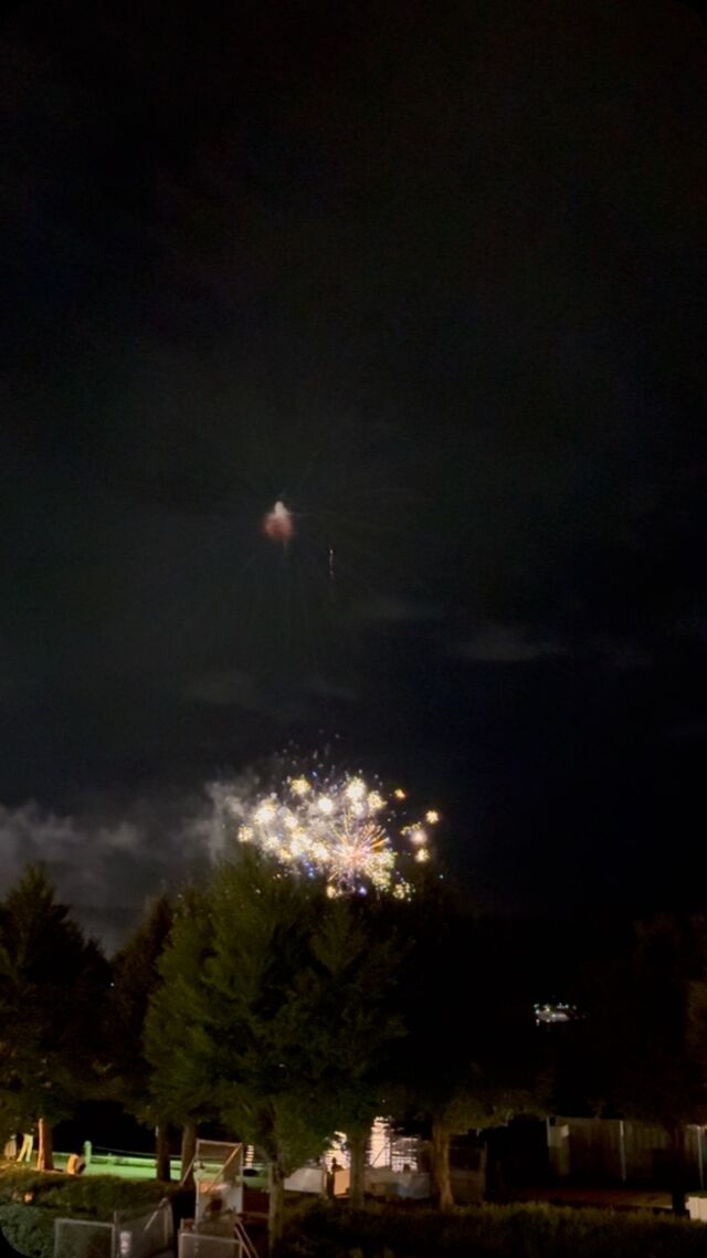 諏訪湖サマーナイト花火が
いよいよ今日から始まりました！  8月25日までの1か月間、
諏訪湖畔では毎日
空を彩る鮮やかな花火を楽しめます。  毎日花火が見られるなんて
ちょっと贅沢ですね😉  Lake Suwa Summer Night Fireworks
It finally started today!  The fireworks for Kami-Suwa Onsen's special event will be launched every day for a month from today until August 25th.
The fireworks that brightly color the sky are very tasteful and beautiful.  It's a bit luxurious to be able to see fireworks every day 😉  #ホテル紅や
#諏訪湖
#信州が好き
#信州割
#信州旅行
#紅やマリーナ
#上諏訪温泉
#山のある風景
#稀石の癒
#諏訪湖一望
#諏訪湖花火
#諏訪湖サマーナイト花火
#打ち上げ花火
#hotelbeniya
#suwako
#kamisuwaonsen
#kisekinoyu
#shinsyu  #ホテル紅や
#上諏訪温泉　
#山のある景色
#稀石の癒　
#幻のとうもろこし
#ピュアホワイト
#諏訪市後山産
#フルーツコーン  #hotelbeniya
#suwako
#kamisuwaonsen
#kisekinoyu
#shinsyu
#purewhite
#whitecorn