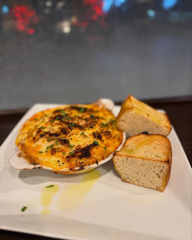 イタリアンバル アヴァンツァーレ
本日のおすすめ！

諏訪味豚で作ったボロネーゼをのせた
ショートパスタのグラタン（パン付き）

諏訪市後山で育った諏訪味豚
あっさりとした上品な旨みに
シェフのトマトソースを合わせたボロネーゼ

上からパルメザンチーズとパン粉をのせ
オーブンで焼き上げました

中はアツアツ、外はカリカリ
グラタン仕上げのボロネーゼ

是非お試し下さい！！

Italian Bar Avanzare 
Today's Special!

Short pasta gratin topped with Bolognese made from Suwa Pork (served with bread).

Suwa Pork raised in the Wakugawa area of Suwa City, known for its delicate and refined flavor, is combined with our chef's tomato sauce to create the Bolognese.

Topped with Parmesan cheese and breadcrumbs, it is baked in the oven.

Hot and steaming on the inside, crispy on the outside, this gratin-style Bolognese is a must-try!

Please give it a try!!
