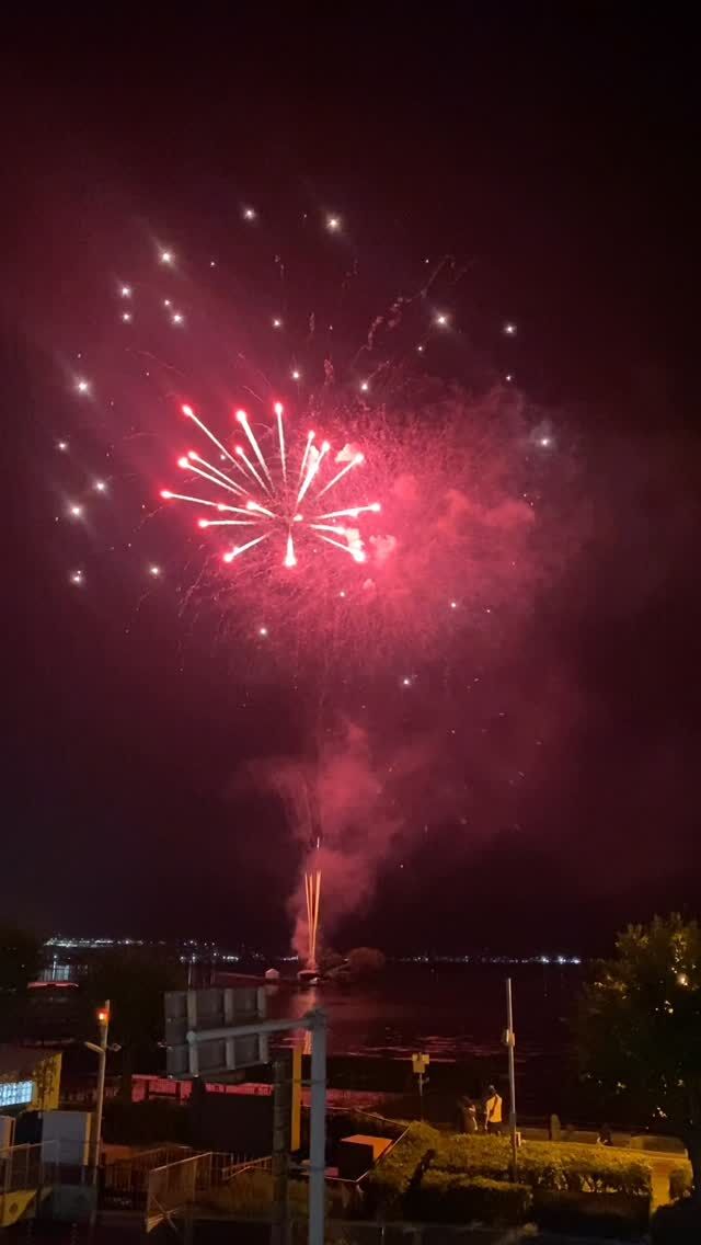 .
今年も始まりました！
諏訪湖サマーナイト花火🎇🏮
.
本日から8/24(日)まで※8/15を除く
20:30～約10分間毎日花火が上がります。
期間中は音楽に合わせた迫力のある花火を
お楽しみいただけます！
.
待望の初日は空も澄んでいてとても綺麗に花火をみることができ、湖畔も地元の方や近隣の宿泊のお客様で賑わっていました！
最後に、花火師さんへ｢ありがとう｣と
お礼を伝えると、、、、
こちらは現地でのお楽しみに🤭
#ホテル紅や
#稀石の癒
#長野
#信州
#諏訪
#上諏訪温泉
#諏訪湖
#諏訪湖サマーナイト花火