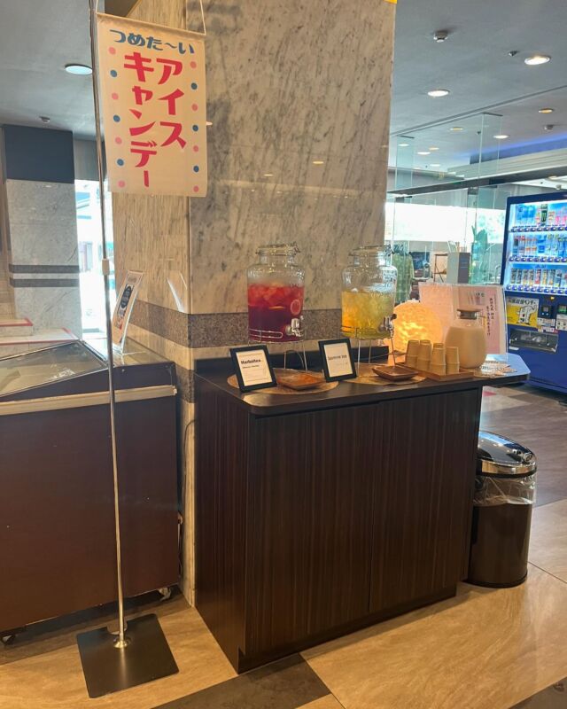 ホテル紅や
『 ウェルカムドリンクコーナー』

お菓子や冷たいジュースに加え
✨️アイスキャンディー✨️も提供しております！

大変暑い毎日ですので少しでも涼んで頂ければ幸いです♡

#ホテル紅や #ホテル #ほてる 
#長野 #長野県 #すわ #諏訪市 
#上諏訪温泉 #諏訪湖 #ウェルカムドリンク 
#ウェルカムドリンクサービス