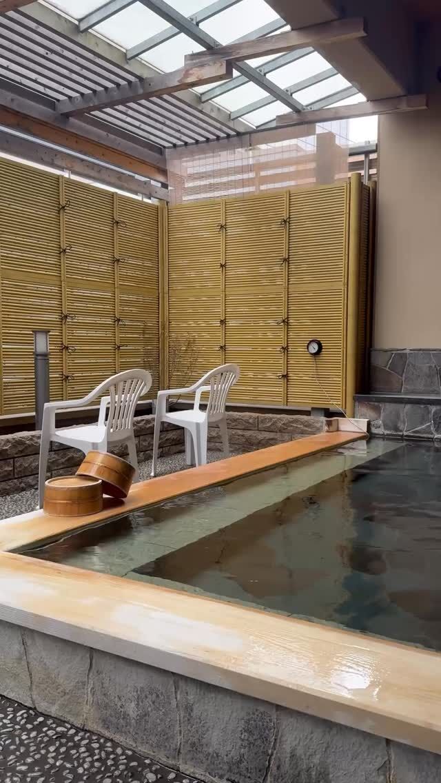 ホテル紅や別館稀石の癒では
暑い夏も♨️温泉を満喫できる
ぬる湯をご用意しています。

稀石の癒に3タイプある貸切風呂のひとつ
「ユニバーサルデザインスパ」では
メインの大きな浴槽を通常の温泉温度で
つぼ型の浴槽はぬる湯（36℃前後）でご用意。
どちらも一度に堪能できます。

エアコンで冷えがちな身体は通常の温泉でしっかり温め、ぬる湯ではゆっくり、ゆったりと上諏訪温泉をお楽しみください😊

貸切風呂は、事前予約にて承ります。
ご予約、お問い合わせは、
稀石の癒0266-57-1120まで
（10:00〜21:00 最終受付20:00）
※ユニバーサルデザインスパは
19:00〜20:00が最終ご利用時間となります。

#ホテル紅や
#稀石の癒
#諏訪湖
#信州が好き
#信州旅行
#上諏訪温泉
#山のある風景
#稀石の癒
#諏訪湖一望
#日帰り温泉
#貸切風呂
#ぬる湯
#熱中症対策

#hotelbeniya
#suwako
#kamisuwaonsen
#kisekinoyu
#shinsyu
#hotspring
