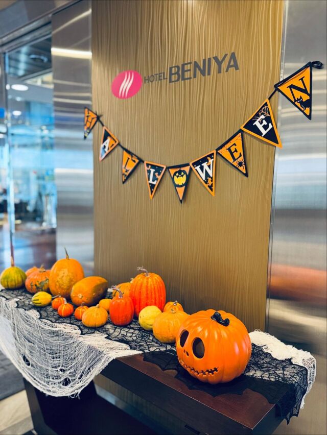 .

こんにちは☺️
いつもホテル紅やのSNSをご覧いただき
ありがとうございます😌

もうすぐハロウィン🎃ですね❣️
当館でも至る所にかぼちゃのおばけが👻
みなさんも探してみてください☺️

10月31日まで、ホテル紅やをご利用いただいたお客様は
フロントスタッフに合言葉を伝えると
何かいいこと起こるかも😆❣️❣️

🎃👻🎃👻🎃👻🎃
合言葉は
 『トリックオアトリート』
🎃👻🎃👻🎃👻🎃

皆様のご来館、お待ちしております😌

#ハロウィン
#ホテルハロウィン
#ハッピーハロウィン
#諏訪湖
#ホテル紅や
#稀石の癒
#諏訪湖花火　
#信州  #長野
#hotelbeniya  
#suwako 
#kamisuwaonsen
#kisekinoyu  
#suwakohanabi  
#shinsyu