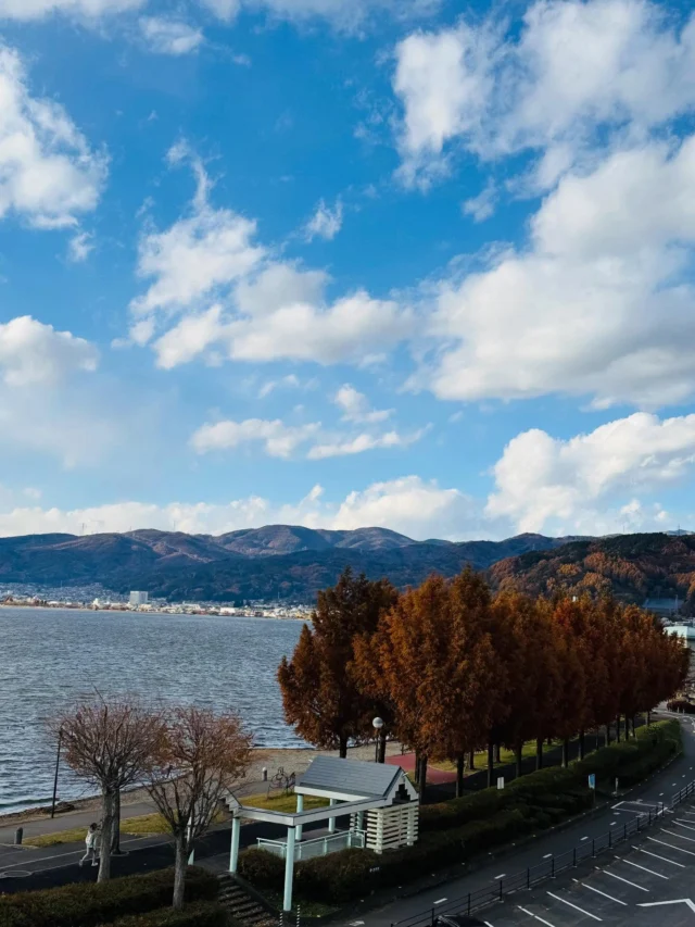 .

こんにちは☺️
いつもホテル紅やのSNSをご覧いただき
ありがとうございます😌

湖畔沿い綺麗な紅葉が見頃を迎えております🍂🍁

動画は当館3階のスカイテラスより
綺麗な紅葉が見えましたのでお届けします☺️

#秋
#紅葉
#諏訪湖
#ホテル紅や
#稀石の癒
#諏訪湖花火　
#信州  #長野
#hotelbeniya  
#suwako 
#kamisuwaonsen
#kisekinoyu  
#suwakohanabi  
#shinsyu