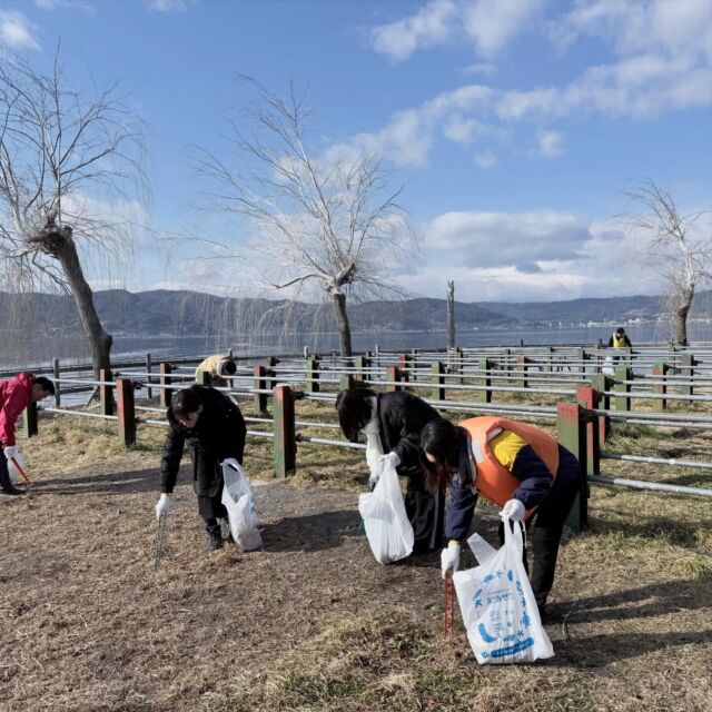 【SDGsへの取り組み】初島 清掃活動を実施しました

ホテル紅やでは、SDGsへの取り組みの一環として、花火の打ち上げ場所となっている「初島」にて清掃活動を行いました。

当日はスタッフがボートで初島へ上陸し、約1時間にわたり島内の清掃を実施。普段は上陸する機会の少ない初島に足を運び、環境保全の重要性を再認識する時間となりました。

 

今回の清掃活動で回収したゴミの総量は 18.86kg。一つひとつは小さなゴミでも、集まると大きな量になることを実感しました。

ホテル紅やでは、これからも地域の自然と共生し、未来へ美しい環境をつないでいくため、SDGsに基づいた活動を継続してまいります。

SDGs11.住み続けられるまちづくりを
