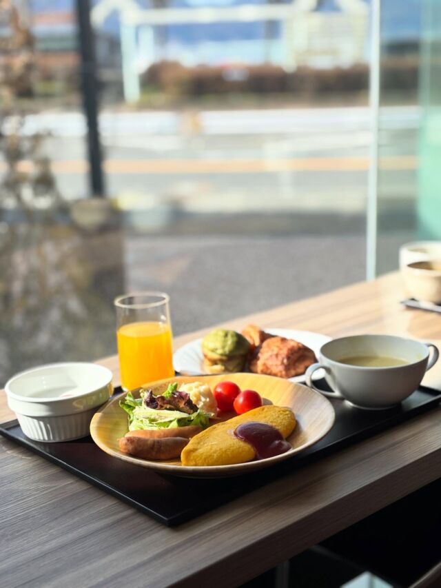こんにちは、いつもホテル紅やご利用いただき、ありがとうございます😊

当館一階にございます、朝食会場アヴァンツァーレでございますが、この度、カウンター席を新設いたしました。

新しいカウンター席からは山々や諏訪湖もご覧いただけますので、ぜひご利用下さいませ。

当館のご朝食はバイキング形式で、季節メニューや地元ならではのメニューもご用意しておりますので、ご宿泊の際はぜひ朝食付きでお越しくださいませ🙇‍♀️

———————————
【ベストレート保証】
ご予約は公式サイトからが一番お得です💫🉐

#ホテル紅や
#上諏訪温泉
#諏訪湖
#長野旅行
#長野県
#温泉
#朝食付きプラン 
#冬の長野旅行 
#美味しい朝食バイキング 

#hotelbeniya  
#suwako 
#kamisuwaonsen
#kisekinoyu  
#suwakohanabi  プロフィール @hotel_beniya のURLよりアクセスください👆

皆さまのお問い合わせお待ちしております
