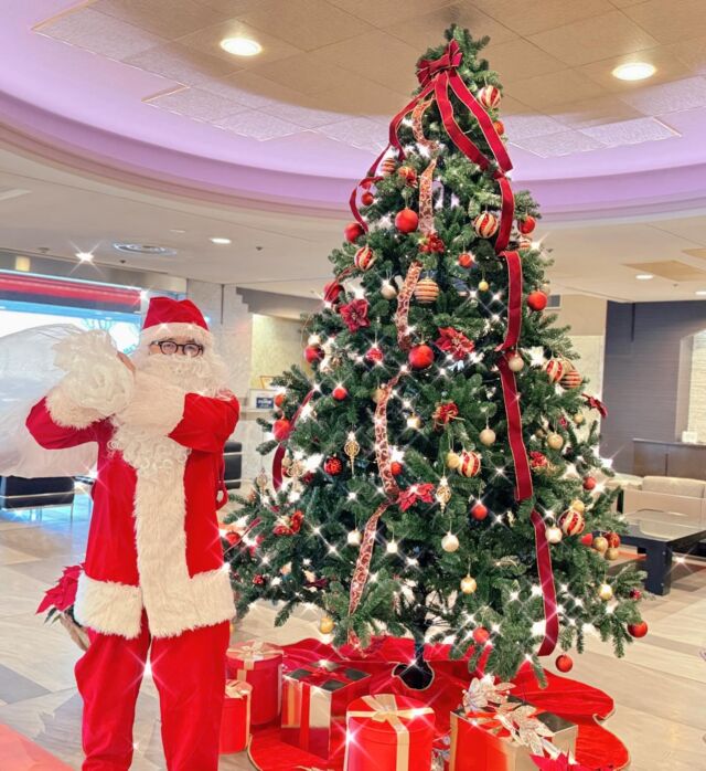 .

🎅✨メリークリスマス🎄🎁

いつもホテル紅やのSNSをご覧いただき
ありがとうございます😌

今年も紅やサンタさん🎅
かけつけてくれました☺️🎄✨🦌

皆さんにとって素敵なクリスマスになりますように⛄️🎄❣️

#クリスマス
#ホテルクリスマス
#上諏訪温泉
#諏訪湖
#ホテル紅や