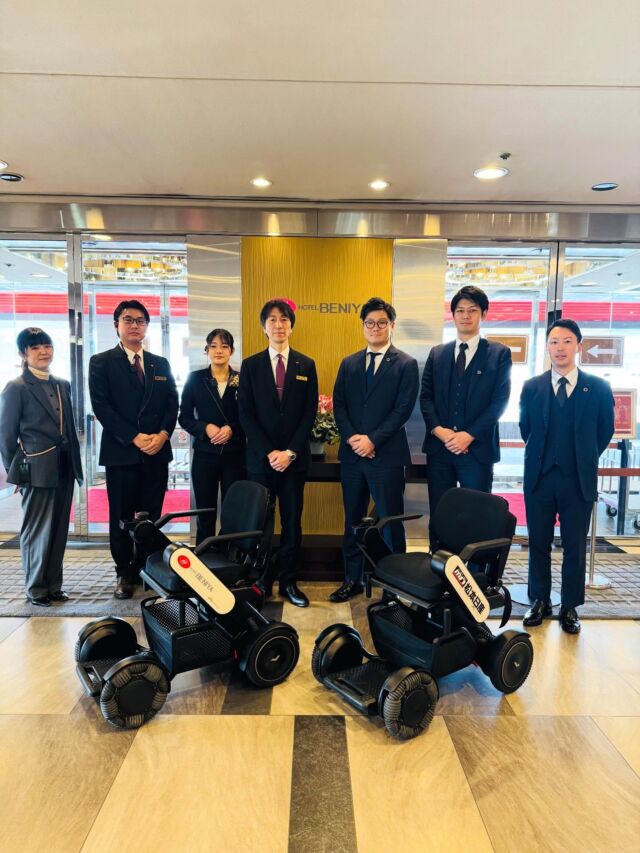 .

ホテル紅やでは、松本日産自動車株式会社様との異業種連携により、
免許不要でご利用いただける近距離モビリティ「WHILL（ウィル）」の館内外移動サービスを、
2026年2月6日（金）「おふろの日」より導入いたします。
 
近年の高齢化や多様化、インバウンド需要の増加を背景に、ホテル紅やでは「体と心に優しい旅館」を目指し、
どなたにも安心してお過ごしいただける滞在環境づくりを進めてまいりました。
今回の取り組みは、長距離の歩行に不安をお持ちの方はもちろん、同行されるご家族やご友人のご負担を軽減し、
すべてのお客様が自由に館内外を楽しめる環境を整えることを目的としています。
 
本サービスは、事前予約制（無料）※となり、空きがある場合は当日利用も可能です。
※公式ホームページの追加オプションからもお申込み可能です。
 
ホテル紅やは今後も、すべてのお客様にやさしい滞在環境づくりに取り組んでまいります。

#ホテル紅や
#WHILL
#上諏訪温泉
#長野県