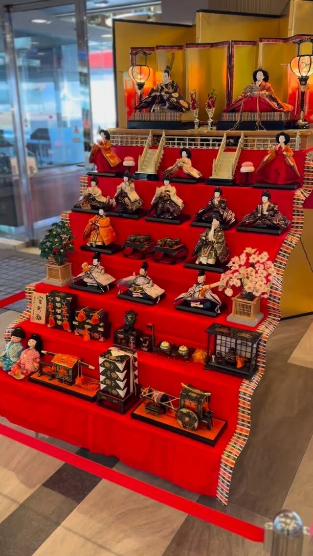 .

立春を迎え春の訪れを感じるひな飾りを展示しました🎎
　
お子様の健やかな成長を願う桃の節句🌸

ホテル紅やのロビーでは
7段の豪華なひな飾りを展示中です。

愛らしい顔をしたたくさんの人形たちがホテルにお越しの皆様を温かくお迎えいたします。

ご来館の際はぜひ近くでじっくりとご鑑賞ください。

#ホテル紅や
#雛人形
#ひな飾り
#桃の節句
#長野県