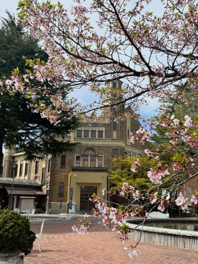 Hello everyone,

Katakurakan is located about a 5-minute walk from hotel Beniya.

It is a historic building, completed in 1928, and it will soon celebrate its 100th anniversary.

For nearly a century, the cherry blossoms have bloomed and fallen again and again—how romantic.

If you visit Suwa, we highly recommend stopping by.

#hotelbeniya 
#片倉館
#japantrip2026🇯🇵🌸⛩️ 
#suwacity