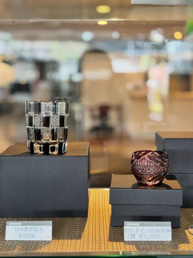 Hello everyone,

Welcome to Hotel Beniyā, located in Suwa City, Nagano.

We are just a 10-minute walk from JR Kamisuwa Station.

When you stay with us, please be sure to stop by our shop.

We offer a variety of local souvenirs, including traditional crafts from Nagano, sweets, and more.

You can also find exclusive items available only here, so don’t miss it!

We look forward to seeing you.

#hotelbeniya 
#naganojapan 
#kamisuwa 
#tateishipark 
#welcometonagano