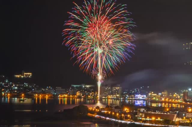 🎆第78回 諏訪湖祭湖上花火大会🎆 ホテル紅や「日帰り観覧席（マリーナ席）」のご予約についてご案内です！

目の前で打ち上がる圧巻の湖上花火を、特等席で楽しみませんか？✨ 現在、ローソンチケット（スマートフォン・PC）にて絶賛発売中です。

すでに「イス S席」と「浮き台船 イス B席」は【残りわずか】となっております！ ご検討中の方はお早めにチェックしてくださいね🏃‍♂️💨

━━━━━━━━━━━━━━━ 
📅 日程：2026年8月15日(土) 🕒 時間：[受付] 16:00 / [開催時間] 19:00 📍 会場：ホテル紅や マリーナ桟橋席 ━━━━━━━━━━━━━━━

🎟️ チケット情報（ローチケにて発売中）

イス Ｓ席：￥25,000 【⚠️残りわずか】
イス Ａ席：￥20,000 【🟢発売中】
浮き台船 イスＢ席：￥15,000 【⚠️残りわずか】
⚠️ お申し込み時のご注意

ご予約はスマートフォン・PCからお願いいたします。
Loppi店頭での受付はございません。
Lコード：[31512]