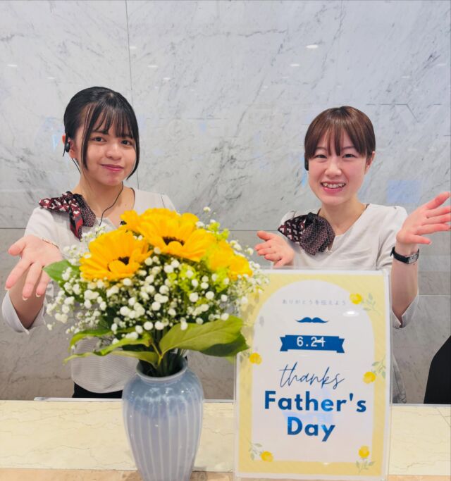 .

いつもホテル紅やのSNSをご覧いただき
ありがとうございます☺️

6月に入り、毎日暑い日が続きますね🥵
ホテル紅やフロントスタッフの制服が夏仕様に衣替えいたしました☀️

ロビーでは冷たいウェルカムドリンクを
ご用意しておりますので是非ご利用ください🥤

そして明日は父の日☺️
大切なお父様へ感謝を伝える大事な日。
すべてのお父様、いつもありがとうございます💕

#ホテル紅や　#父の日　#ウェルカムドリンク
#ホテルステイ