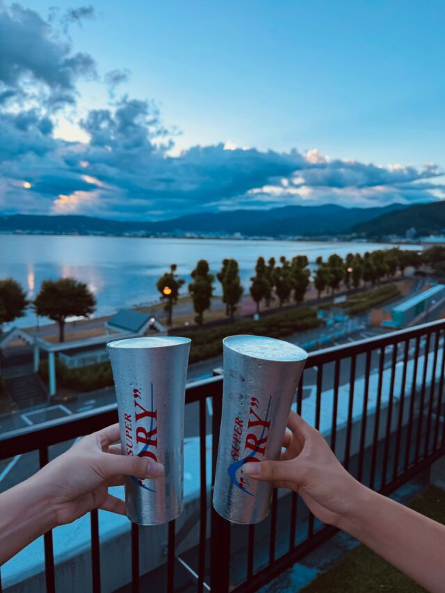 .

いつもホテル紅やのSNSをご覧いただき
ありがとうございます😊

大人気の屋上ビアガーデン🍻
今年も大盛況です！
今年は9月22日までの長期開催です🌻

テント完備で、雨の日も安心してご利用いただけます。 ※荒天時は中止になる場合があります。

8月は残席僅かとなっておりますが
9月はまだ空いているお日にちが多めです！
是非みなさまのお越しをお待ちしております😌

#ホテル紅や　#屋上ビアガーデン
#ビアガーデン　#諏訪湖花火