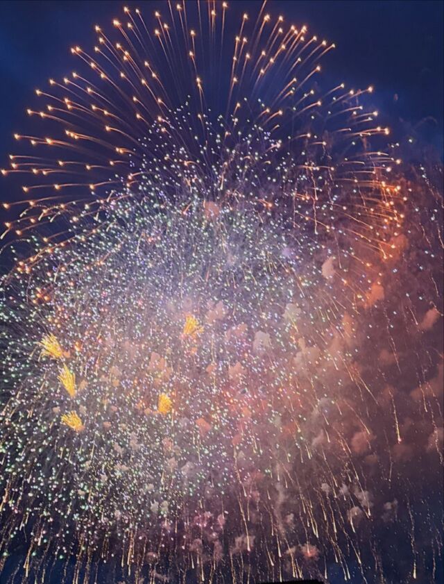 .

2026.8.15
第78回諏訪湖祭湖上花火大会
無事開催されました🎆

今年も圧巻の花火でした！

ホテル紅やの協賛するキッツグループ　プログラムNo.22
尺玉大スターマイン「Starlight illusion」はお楽しみいただけましたでしょうか😌

終了後、対岸や船上の花火師さんへ向けて
湖畔での観覧の方や当館ご宿泊のお客様から
「光のメッセージ（お礼・感謝の合図）」を。

花火師のみなさん、関係者の皆さん
今年も感動のひとときをありがとうございました。

#ホテル紅や　#諏訪湖花火　
#諏訪市　#信州　#花火大会