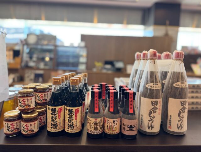 .

いつもホテル紅やのSNSをご覧いただき
ありがとうございます😊

朝食バイキングで人気沸騰中の『信州のしょうゆ　かけくらべ』
ホテル紅や醤油マイスター考案の人気企画です❗️
ホテル紅やの売店でお買い求め頂けます🍽️
バイキングで吟味していただいた後は是非売店にお立ち寄りくださいませ😋
お気に入りのマイ醤油を見つけてみてください😌

みなさまのお越しを心よりお待ちしております

#ホテル紅や
#醤油かけくらべ
#味噌食べ蔵べ　も大人気です！
もちろん #信州味噌　も売店でお買い求めいただけます！